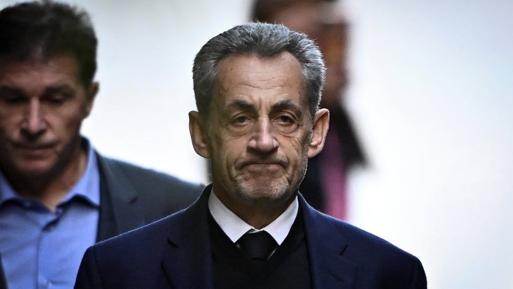 Nicolas Sarkozy dévoile les coulisses de sa détention : prières et laitages au menu