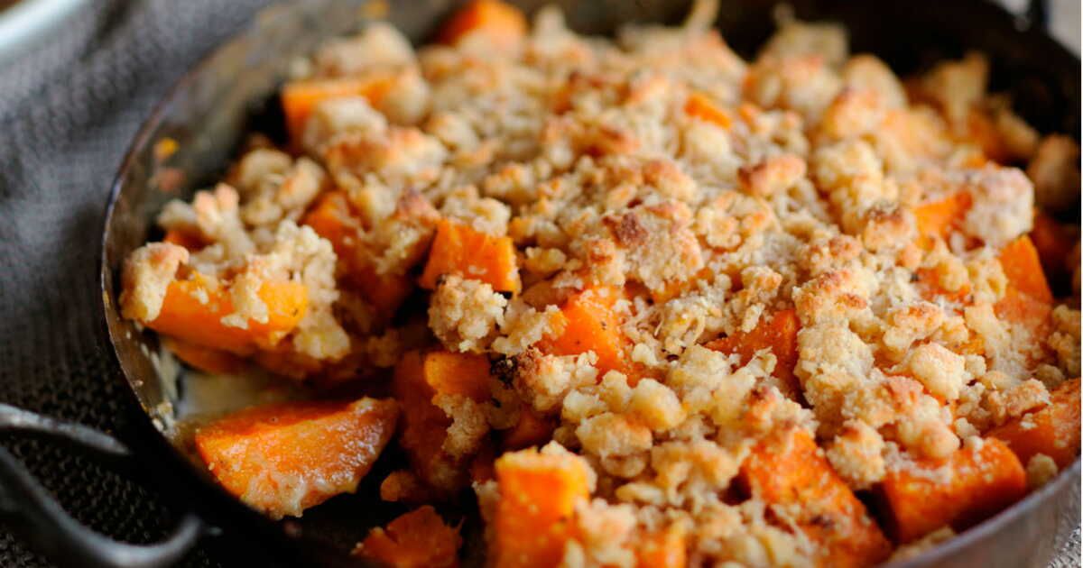 Savourez le crumble de patates douces aux noisettes : un délice réconfortant