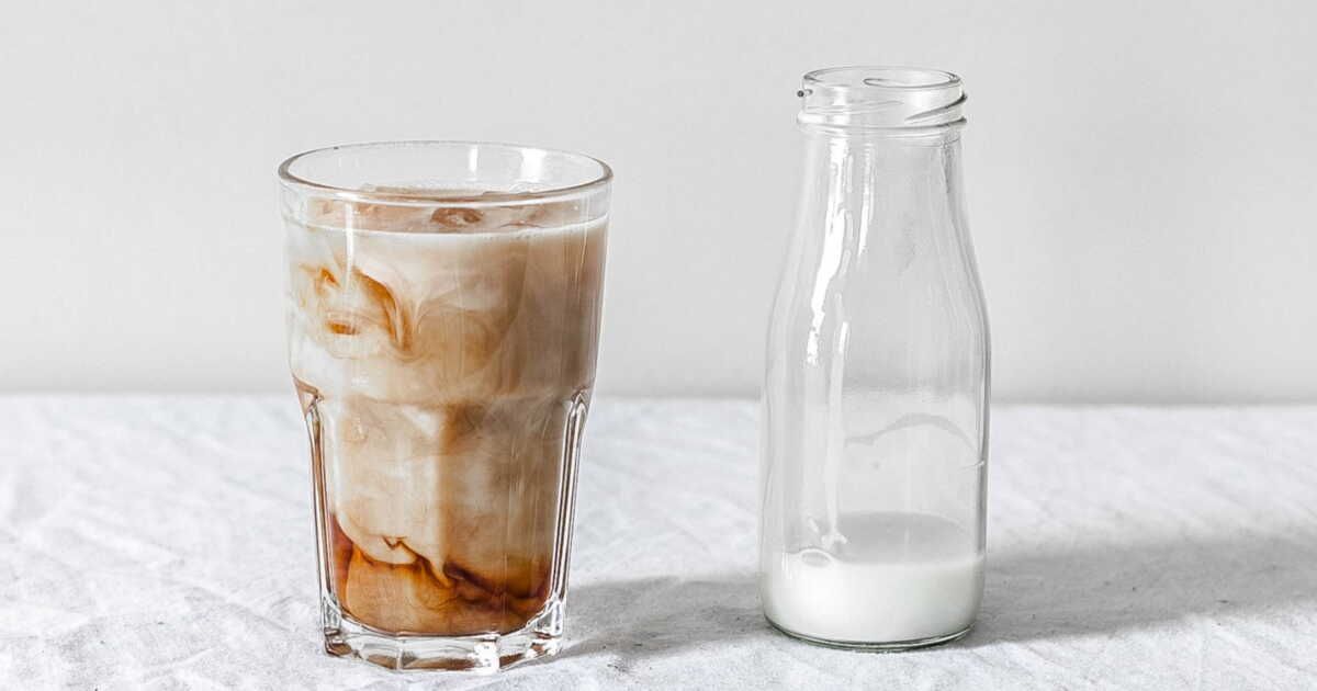 Choisir entre lait d'avoine et lait d'amande : lequel privilégier pour contrôler sa glycémie ?