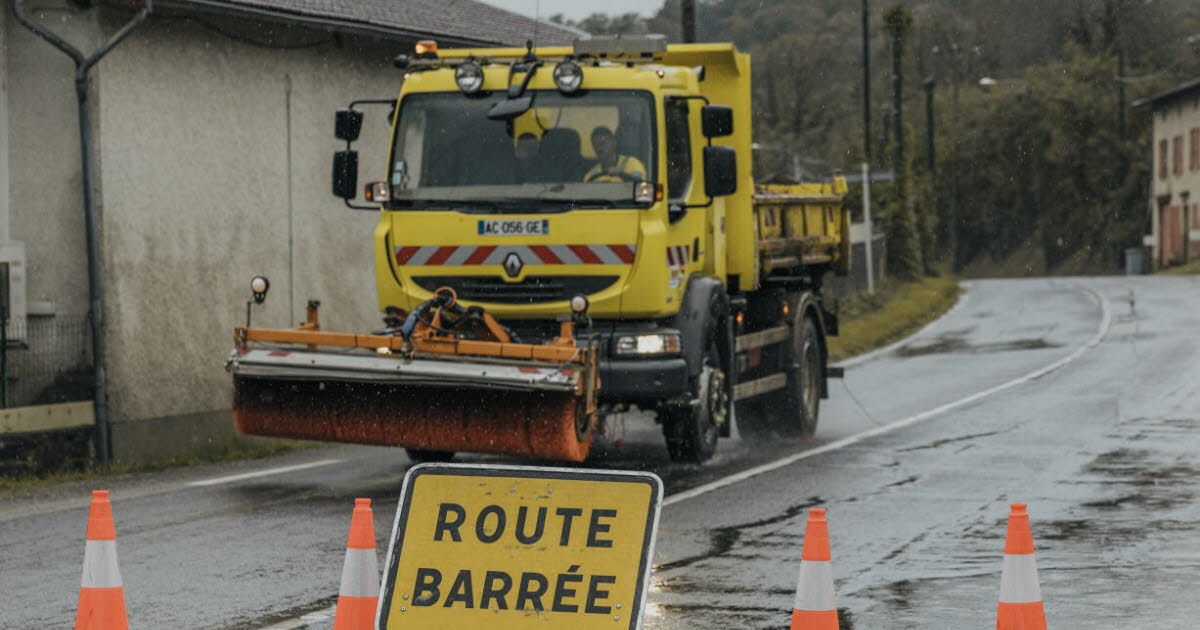 Vallières-sur-Fier : la route départementale 14 ensevelie par une coulée de boue