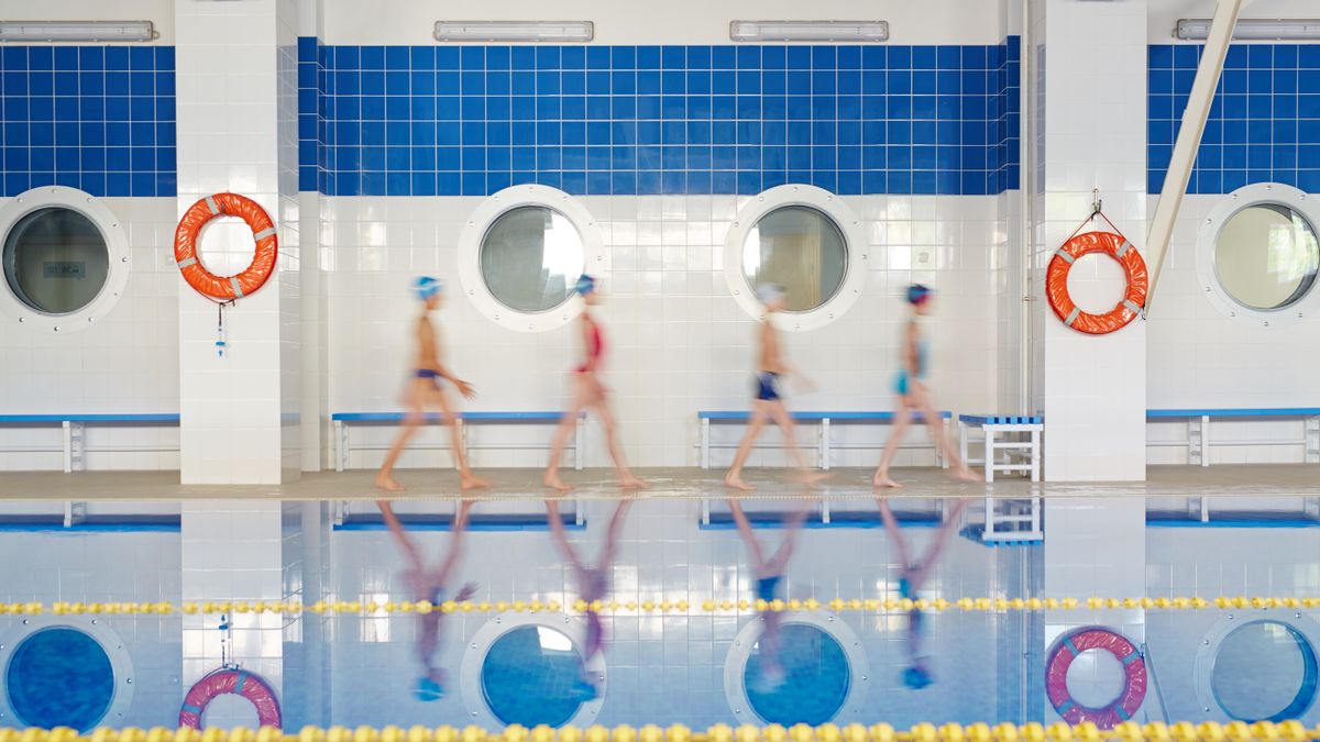 Des élèves marchent pour nager : la piscine devient un parcours semé d'embûches
