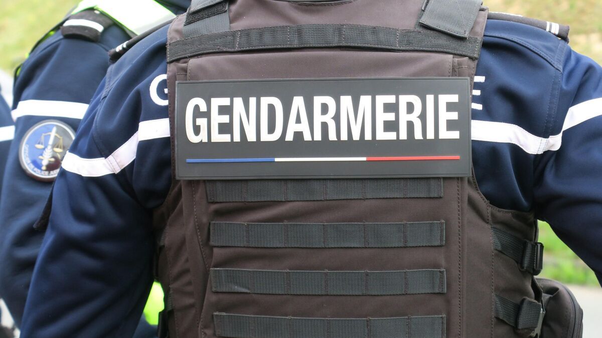 Un accident inattendu : un automobiliste ivre heurte le portail de la gendarmerie