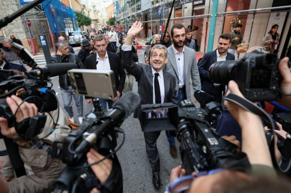 Nicolas Sarkozy dédicace son livre à Menton, un moment partagé avec son fils Louis