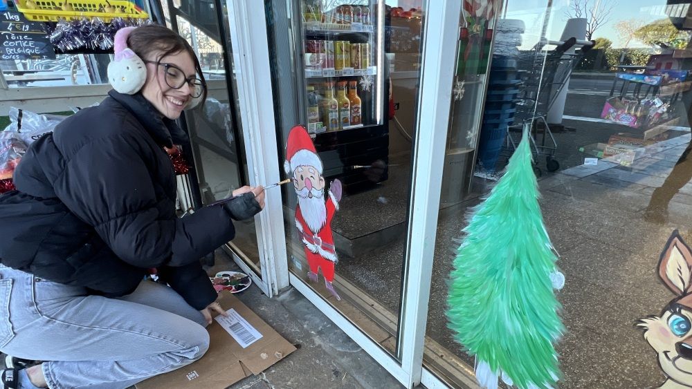 Les vitrines de Noël s’illuminent à Martigues grâce à l’artiste Aliix
