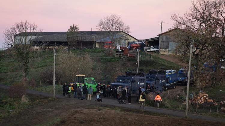 Tensions en Ariège : les agriculteurs face aux forces de l'ordre dans la lutte contre la dermatose