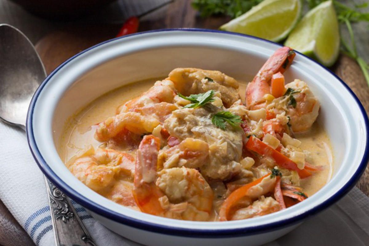 Découvrez la moqueca de peixe e camarao, un trésor culinaire brésilien