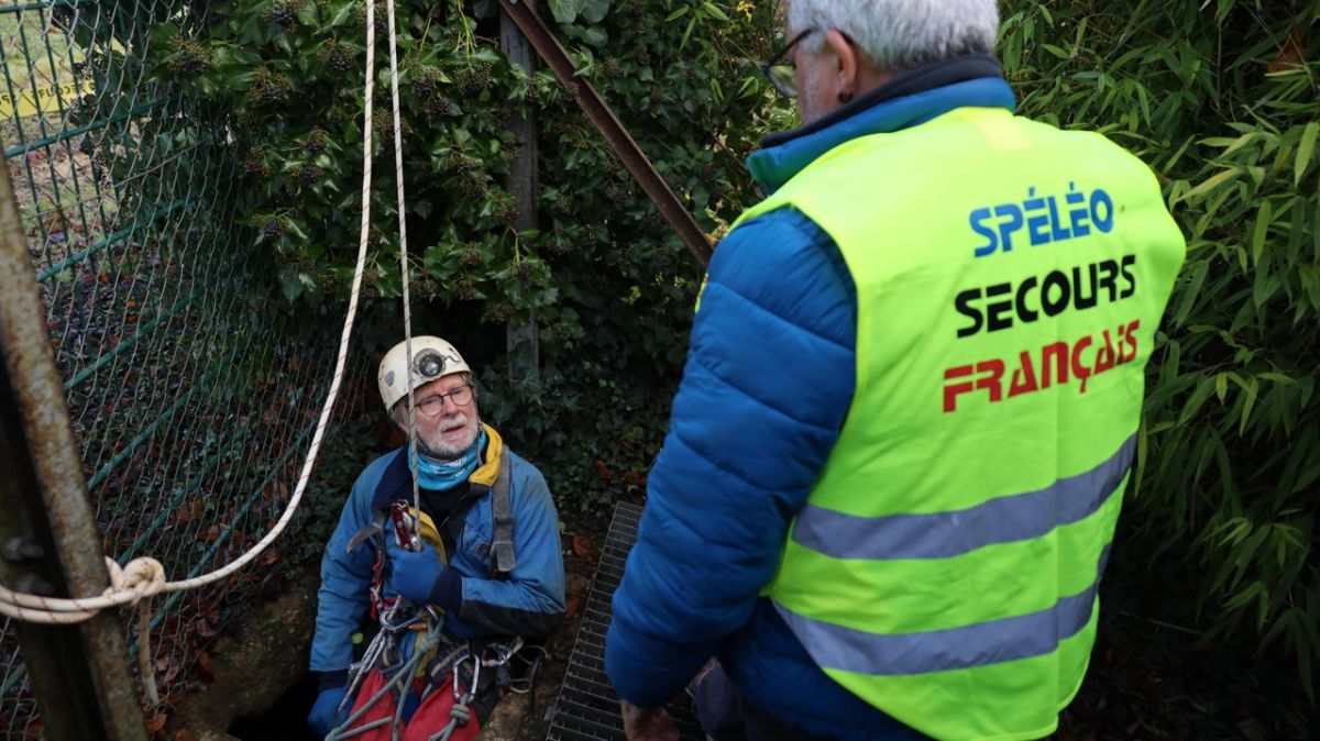Un exercice de sauvetage spectaculaire en spéléologie à Chauvigny