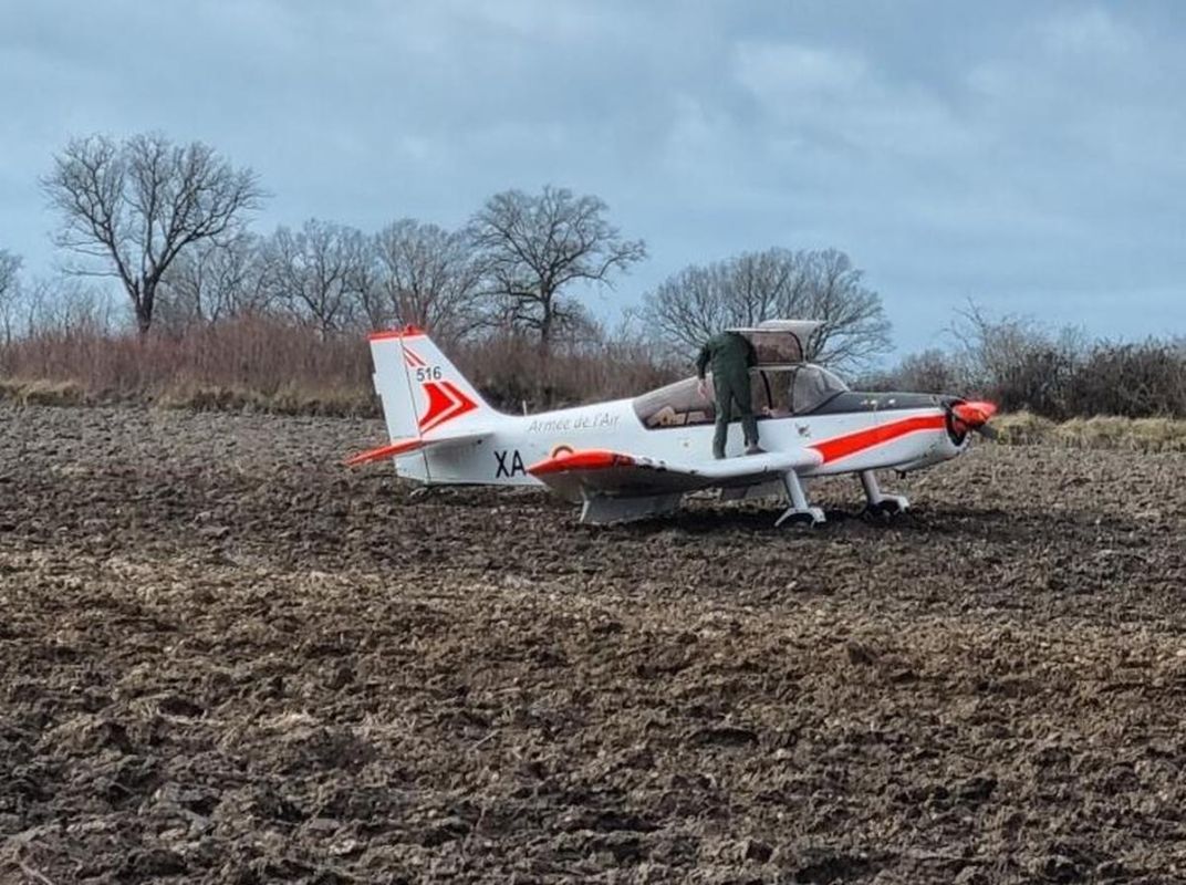 Atterrissage d'urgence d'un avion militaire : un incident sans gravité en Charente-Maritime