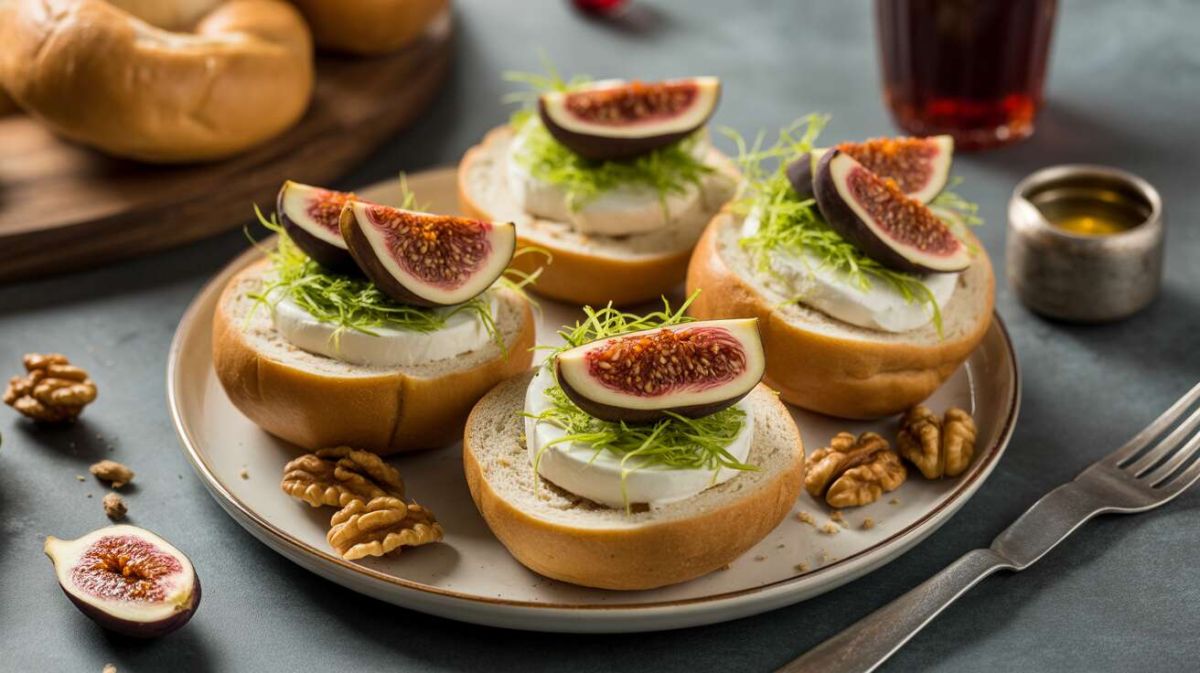 Bagels gourmands au fromage frais, figues et mâche