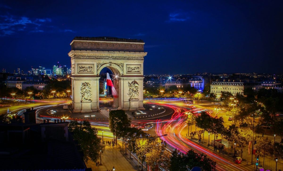 Sous la colère, Paris affronte ses symboles