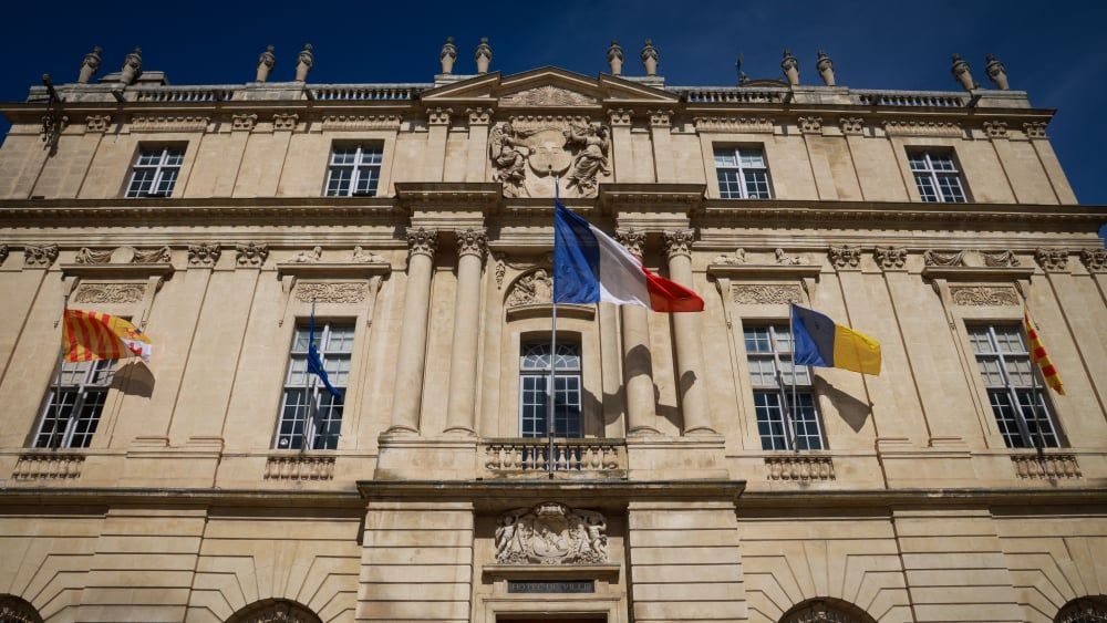 La commune d’Arles face à une enquête sur un recrutement controversé