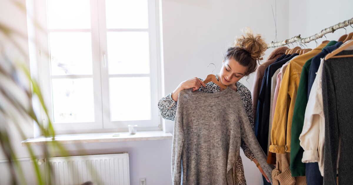 Trier son dressing : la méthode simple des cintres pour un rangement efficace