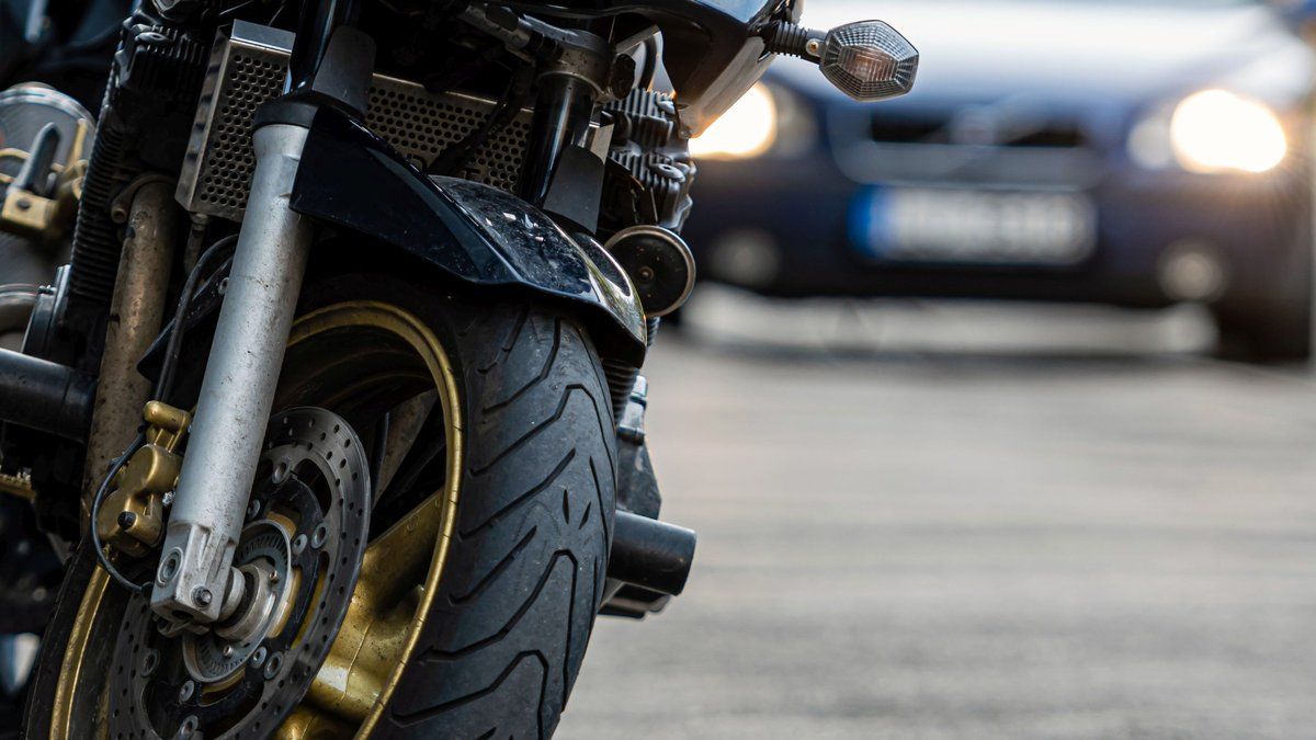 Tragédie sur la route : un jeune motard perd la vie dans un terrible accident