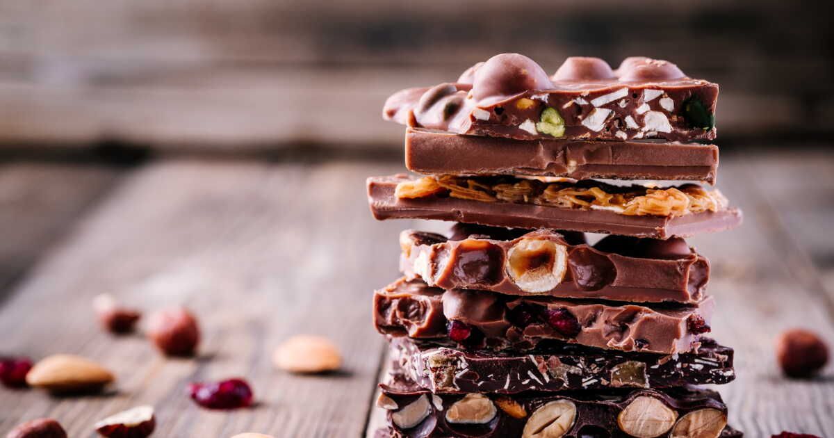 La délicieuse maxi tablette de chocolat façon mendiants à faire en famille