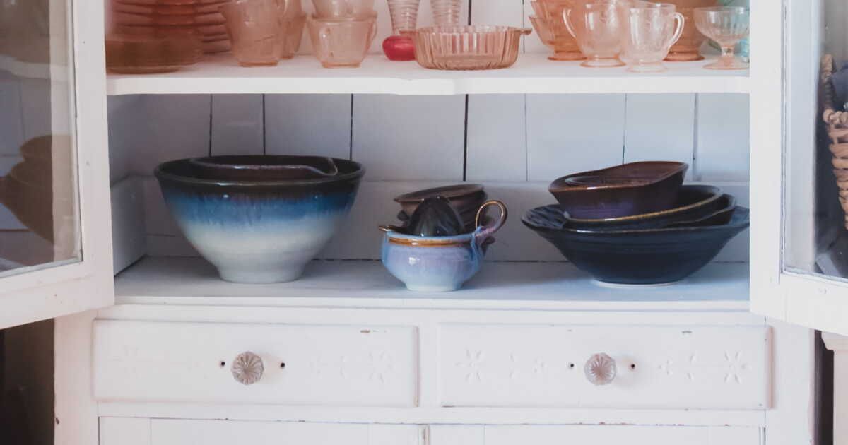 Offrez une nouvelle vie à votre vaisselier : les astuces de Molly Harris