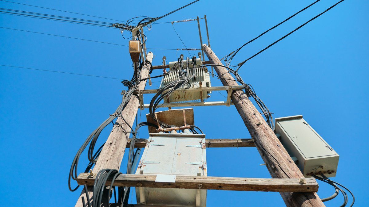 Un accident spectaculaire prive 400 foyers d'électricité à Saint-Prim