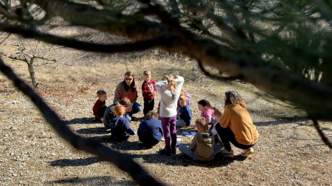 L'école dehors : une approche pédagogique qui met les enfants en contact avec la nature