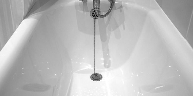 Des solutions simples pour déboucher votre douche ou baignoire