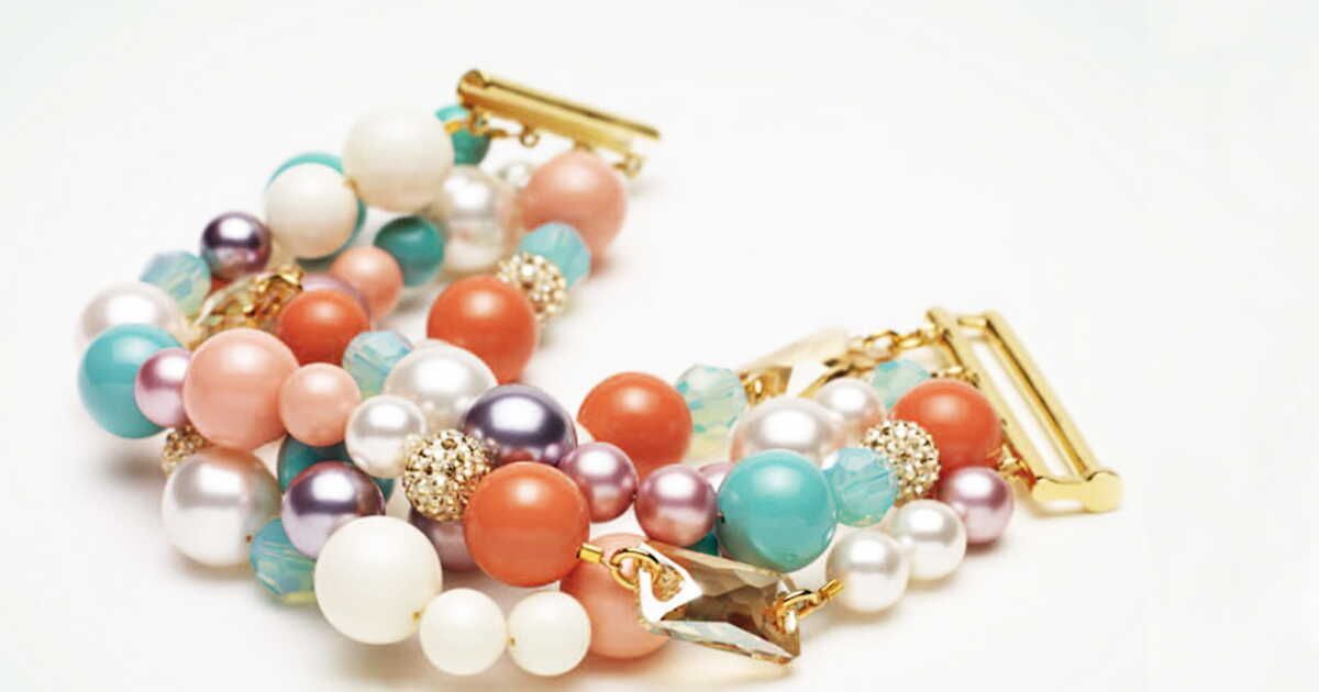 Le bracelet manchette à perles, le bijou tendance de cette saison