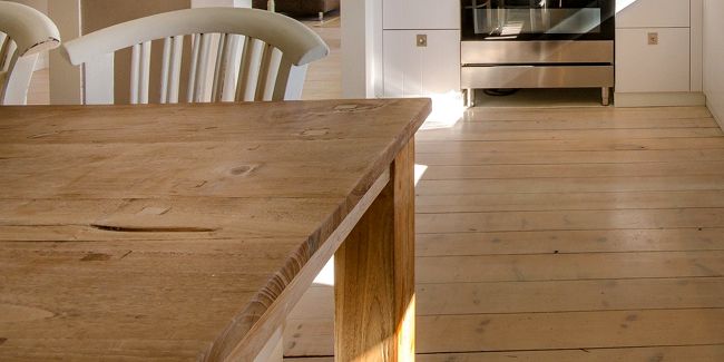 Comment protéger et entretenir une table en bois ? Trucs et astuces