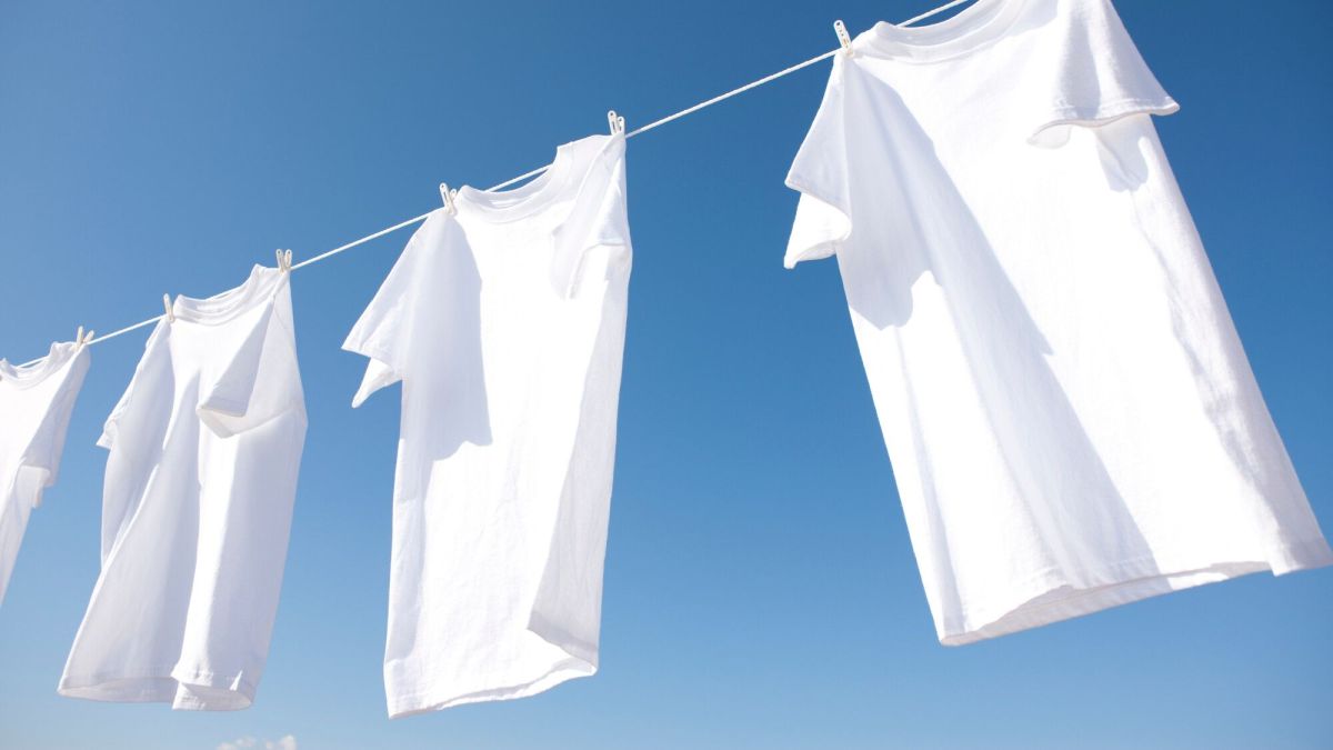 Redonnez vie à vos tee-shirts blancs : astuces de pro