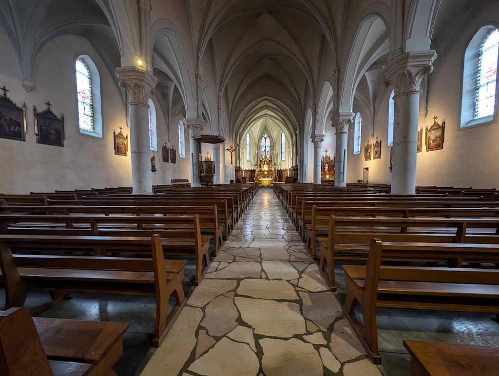 Un incident troublant dans une église de l'Essonne : un homme interpellé après un acte violent