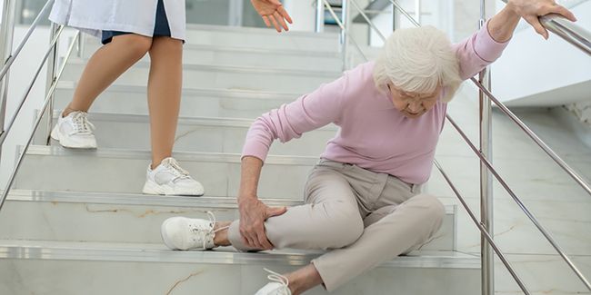 Surmonter la peur de tomber : conseils pour les seniors