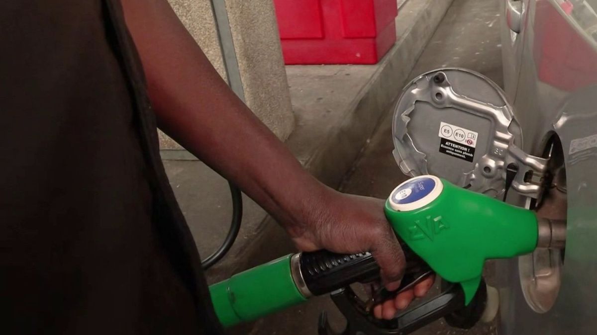 Les prix à la pompe poursuivent leur chute : une bonne nouvelle pour les automobilistes