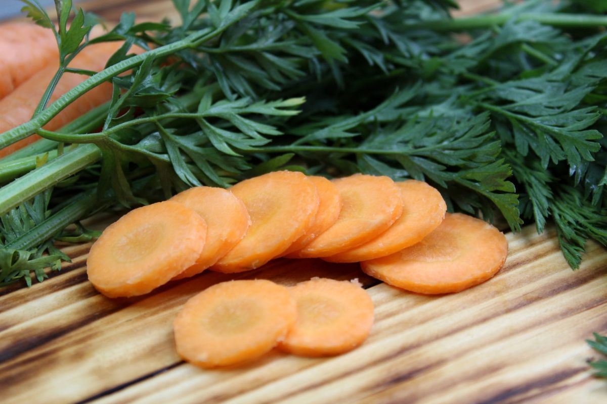 Transformez vos fanes de carottes en un pesto savoureux : une recette éco-responsable facile