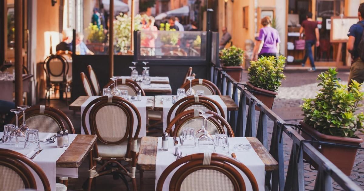 Pourboire, eau et couvert : comprendre les règles culinaires à l'étranger