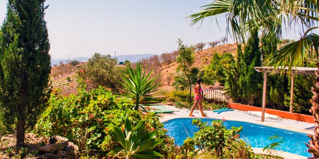 Choisir sa piscine enterrée : béton ou coque polyester ?