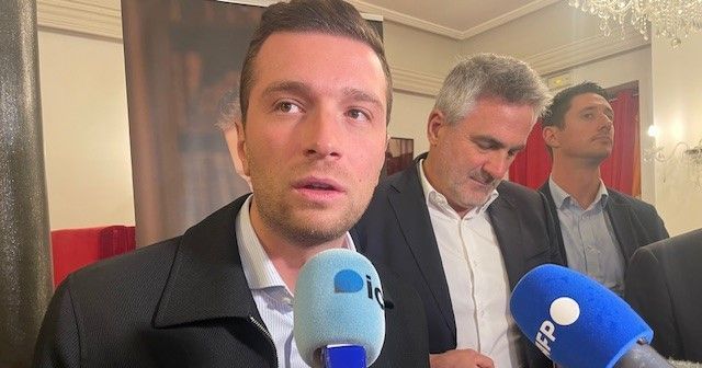 Jordan Bardella honore la mémoire à La Flèche pour le 8 mai