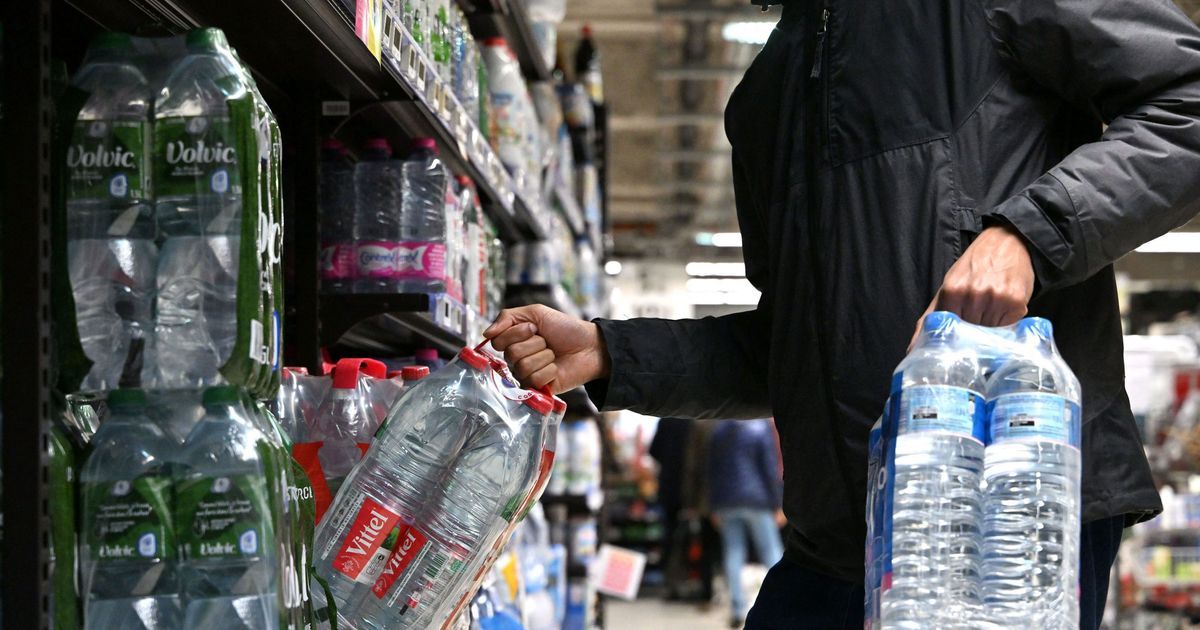 Vers une dépendance croissante au plastique : l'eau en bouteille plastifiée explose les ventes
