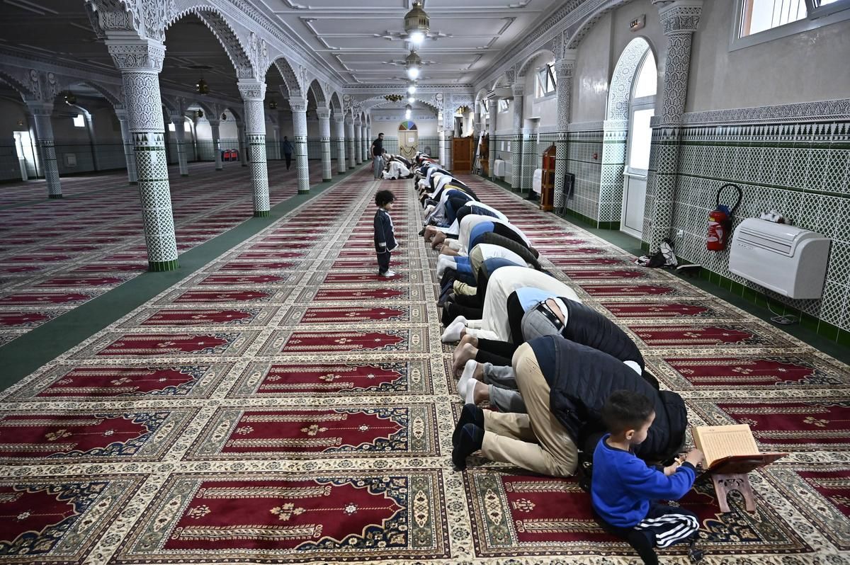 crainte à la mosquée d'agen : des menaces perturbent l'aïd