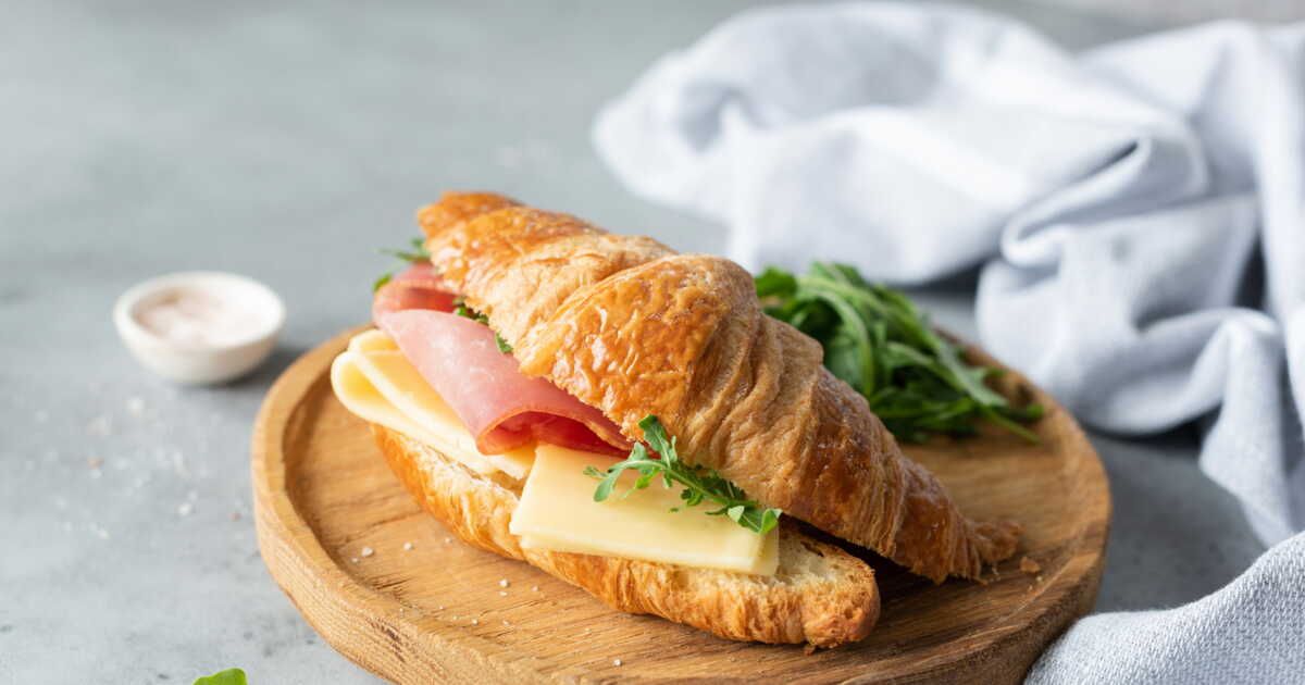 Savourez des croissants jambon-fromage gratinés : la recette rapide à découvrir