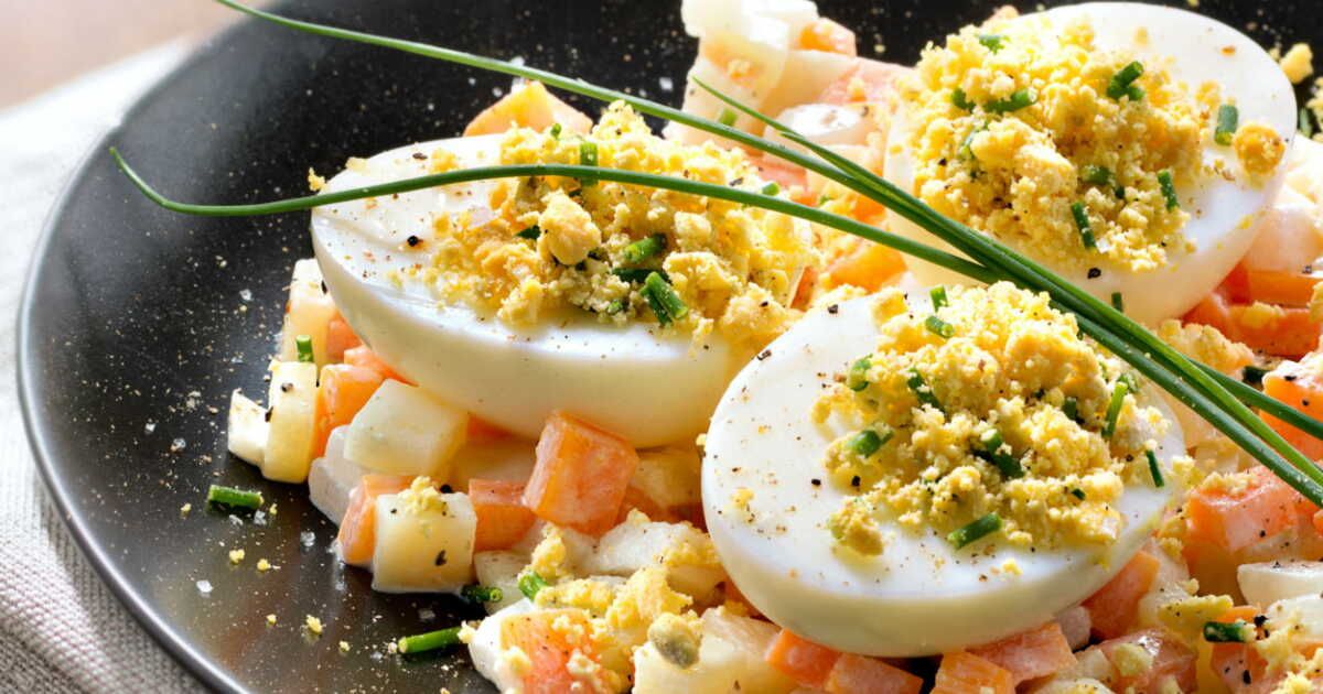 Œuf mimosa et macédoine de légumes nouveaux