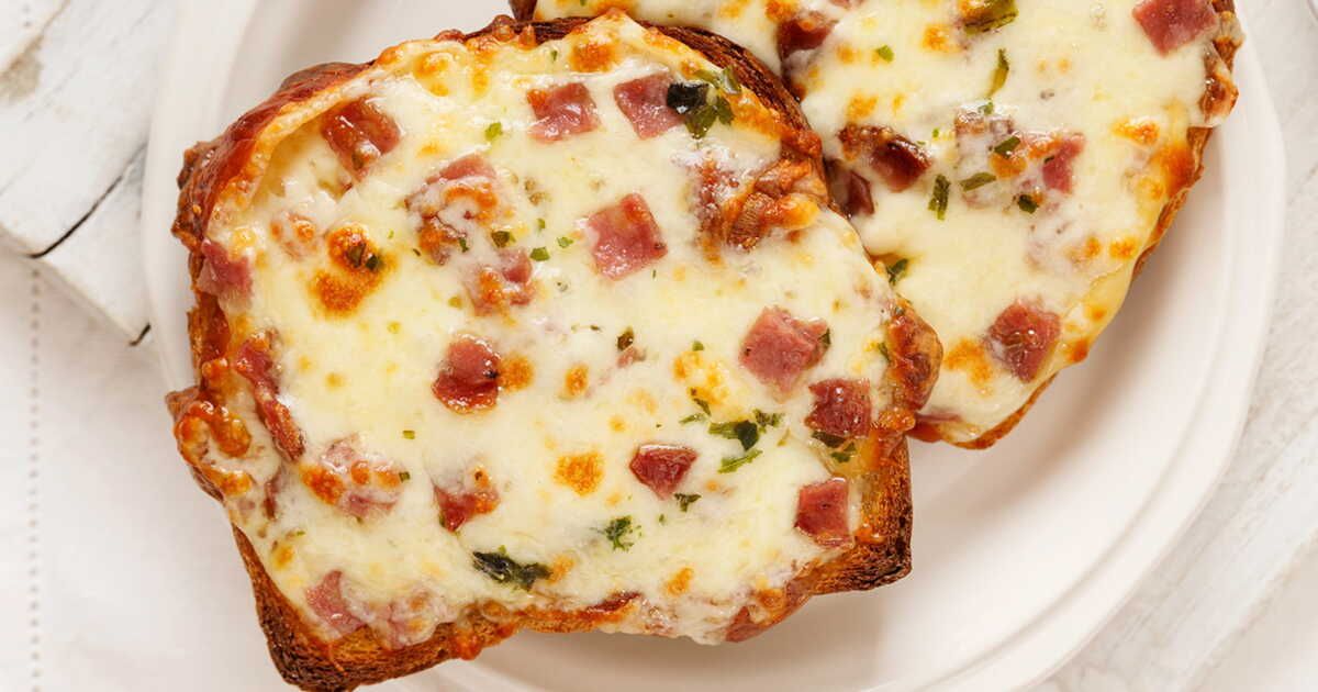 Un dîner réconfortant en un éclair : tartine grillée au reblochon et lardons