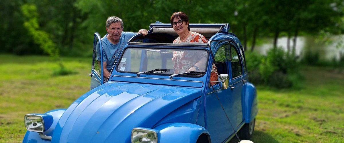 Un duo engagé sur la route : Martine et Philippe Godefroid sensibilisent à Parkinson en 2 CV
