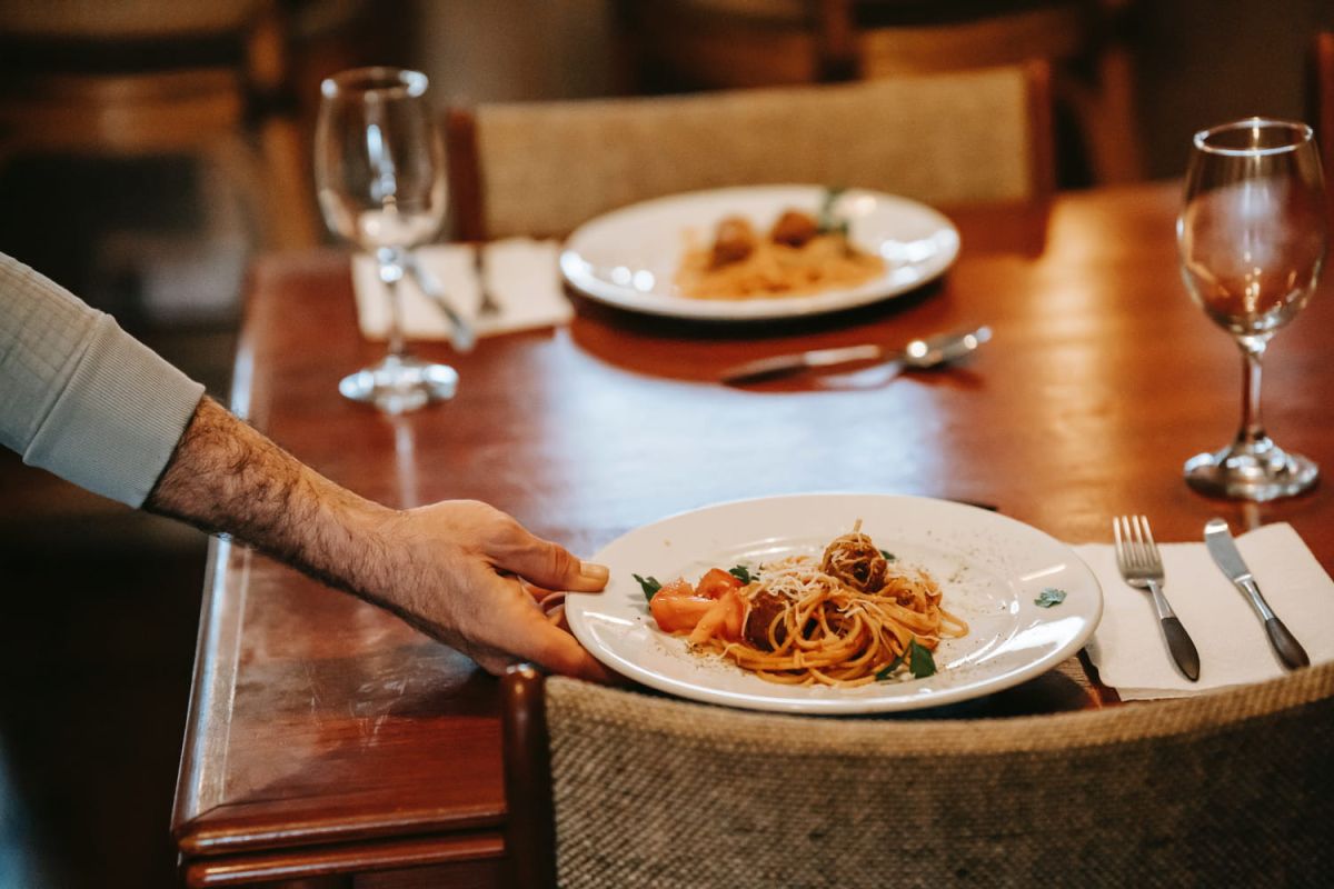 Les restaurateurs sous les feux de la rampe : des clients dénoncent des intoxications alimentaires