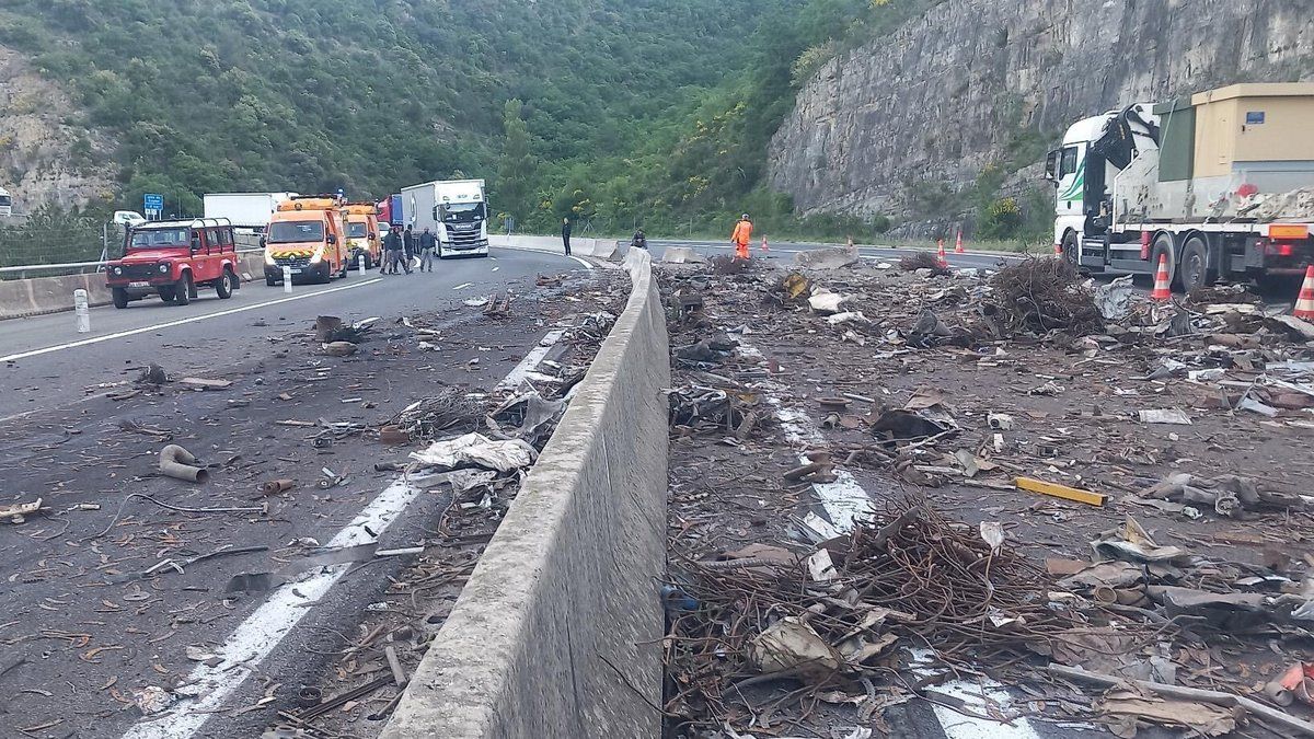 Un poids lourd overturné et en flammes : l'A75 coupée après un accident spectaculaire