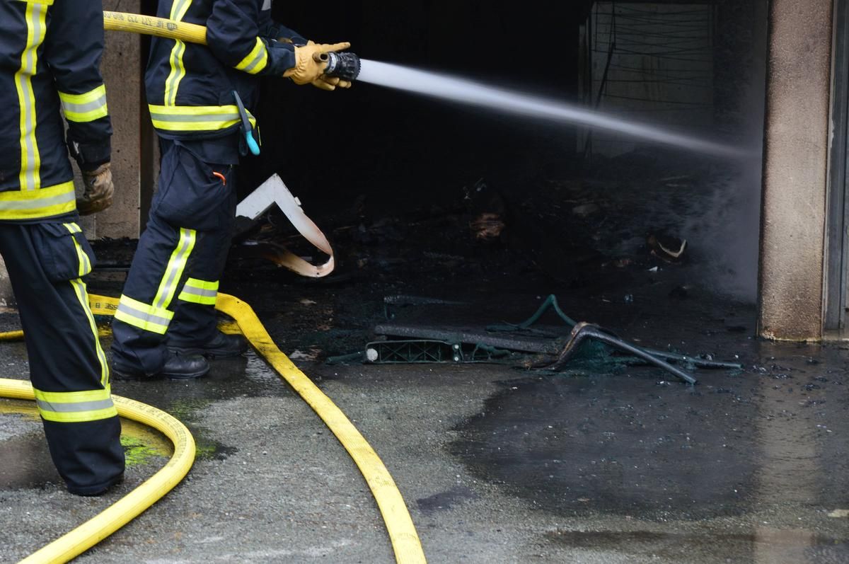 Incendie dévastateur en Dordogne : une maison réduite en cendres, mais les résidents s'en sortent indemnes