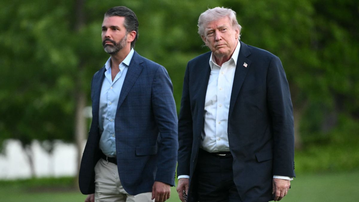 Donald Trump délaisse le mariage de son fils pour rester à Washington
