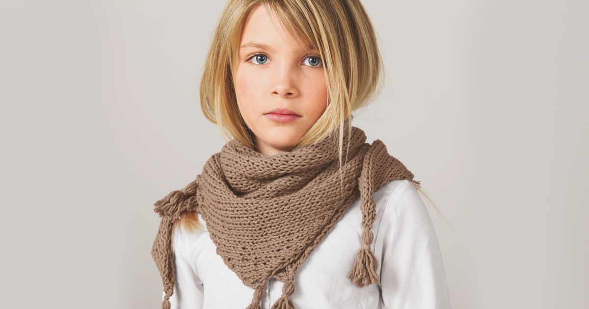 Le chèche à pompons : l'accessoire tendance pour les enfants