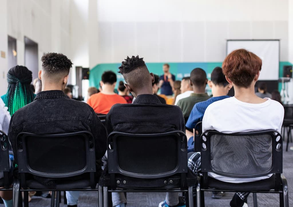 Un ex-colonel s'exprime sur les murs invisibles de l'éducation nationale