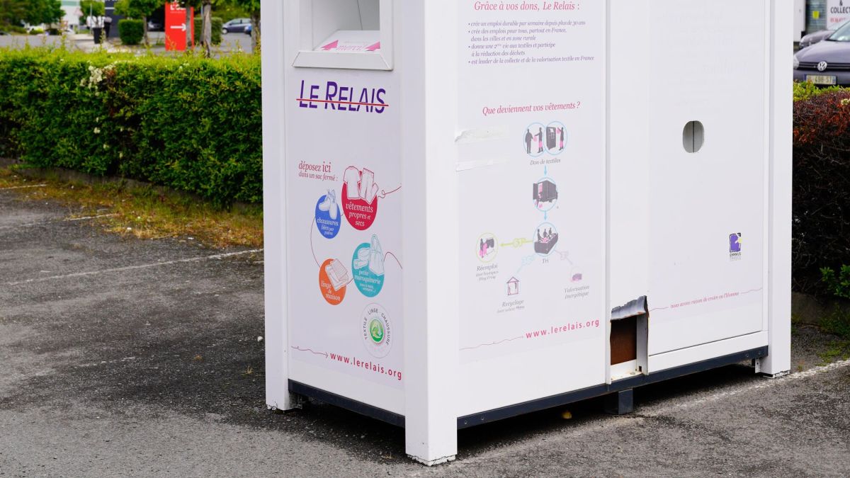 Donnons une seconde vie à nos vêtements : alternatives aux points de collecte