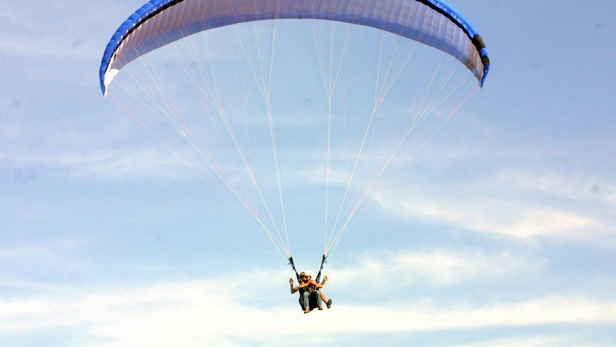 Un miracle en plein ciel : une parapentiste réchappe à une collision avec un avion