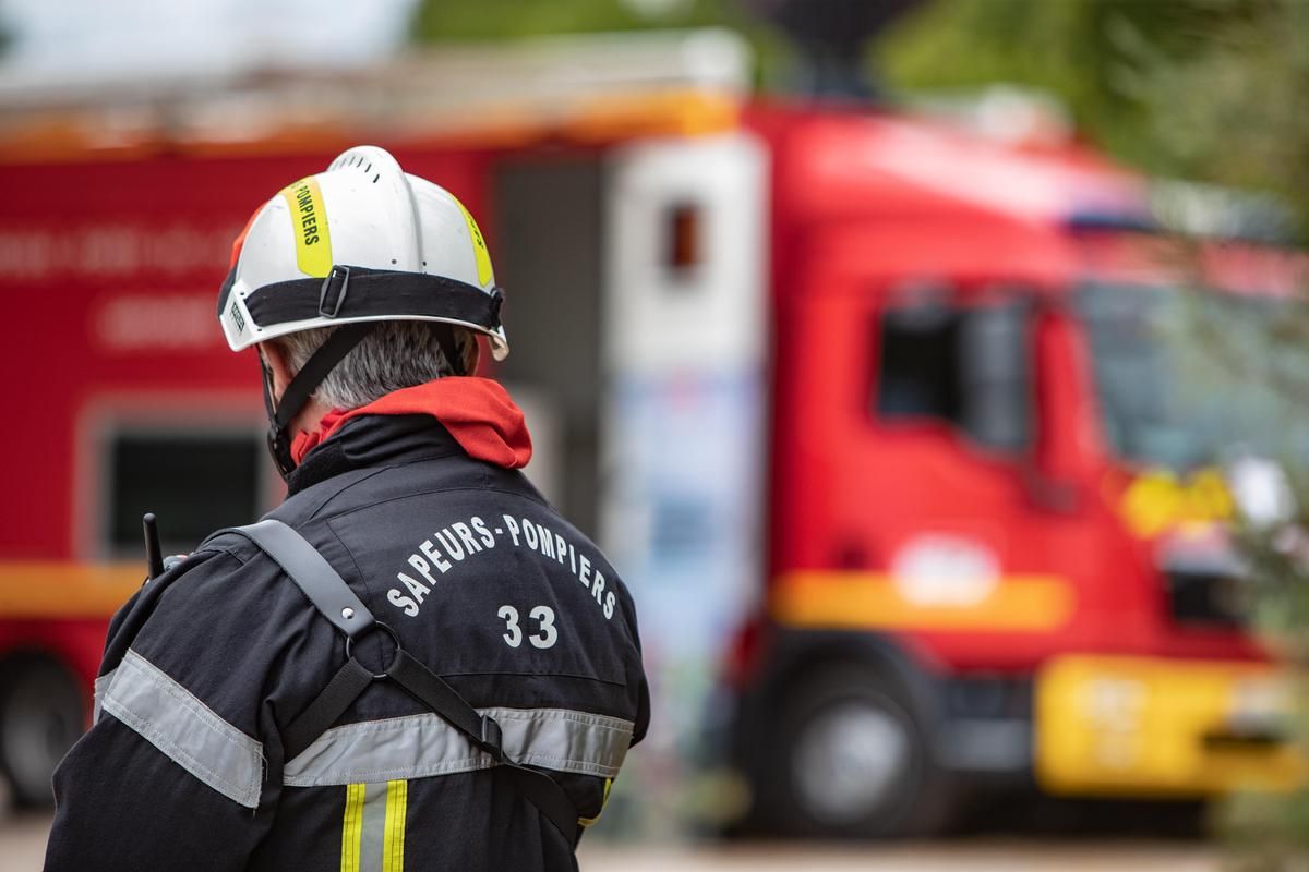 Un homme secouru après s'être coincé dans une borne à vêtements en Gironde