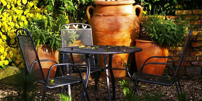 Choisir le salon de jardin idéal pour un été inoubliable
