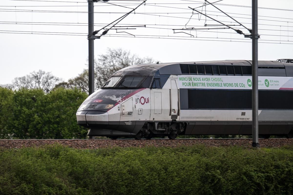Ligne Paris-Nice : les TGV immobilisés subissent des désagréments en plein soleil
