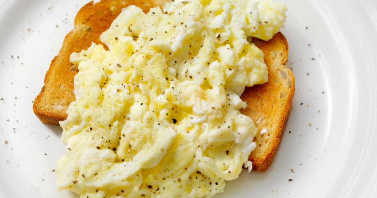 Feta eggs : la recette irrésistible des œufs brouillés qui réinvente le petit déjeuner